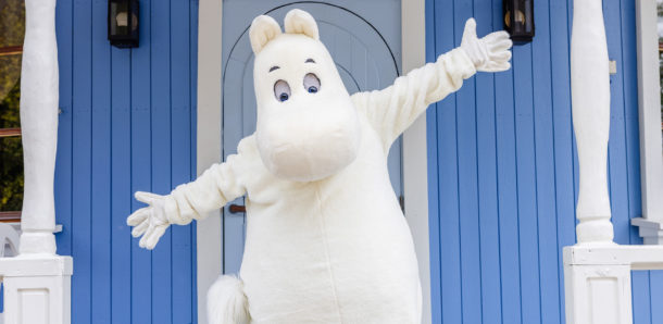 Muumipeikko Mumitalon edustalla