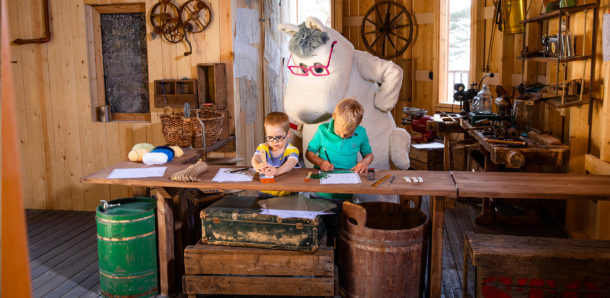 Niisku ja lapset Niiskun verstaalla.