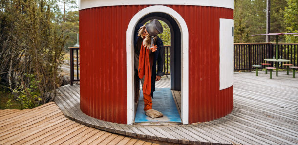 Hosuli kurkkii purkistaan ulos.