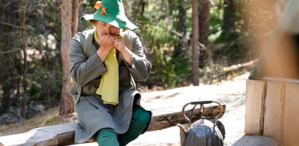 Nuuskamuikkunen soittaa huuliharppua leirissään.