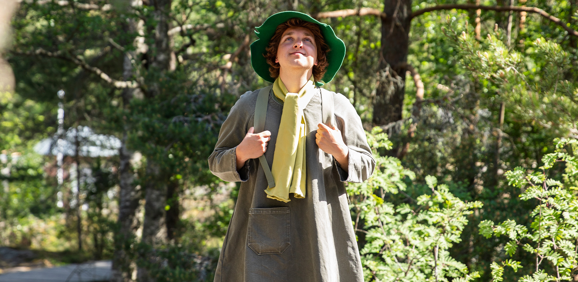 Nuuskamuikkunen metsässä,reppu selässä, katsoo kaukaisuuteen.