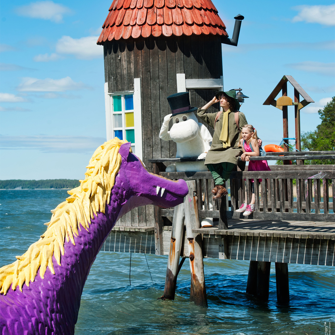 Dronten Edvard framför badhuset.