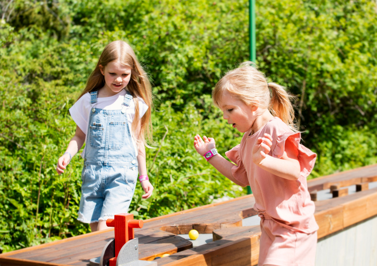 Barnen leker på kulbana.