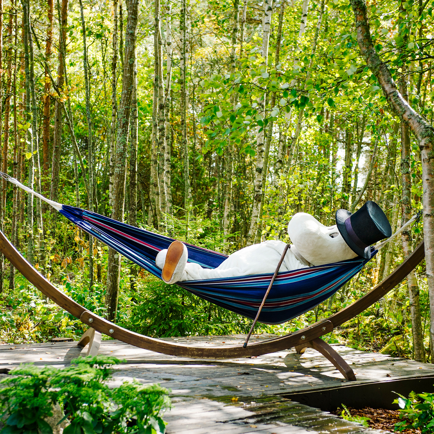 Muminpappa ligger i hängmattan.