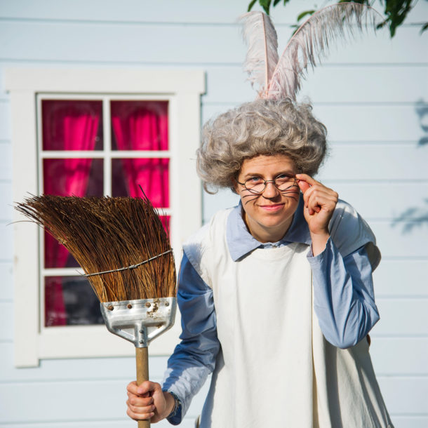 Teatterirotta Emma tirkistelee lasiensa läpi.l