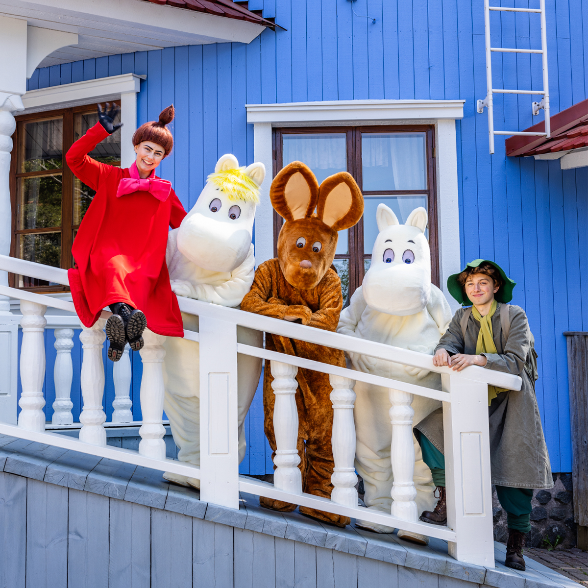 Lilla My, Snorkfröken, Sniff, Mumintroll och Snusmumriken framför Muminhuset.